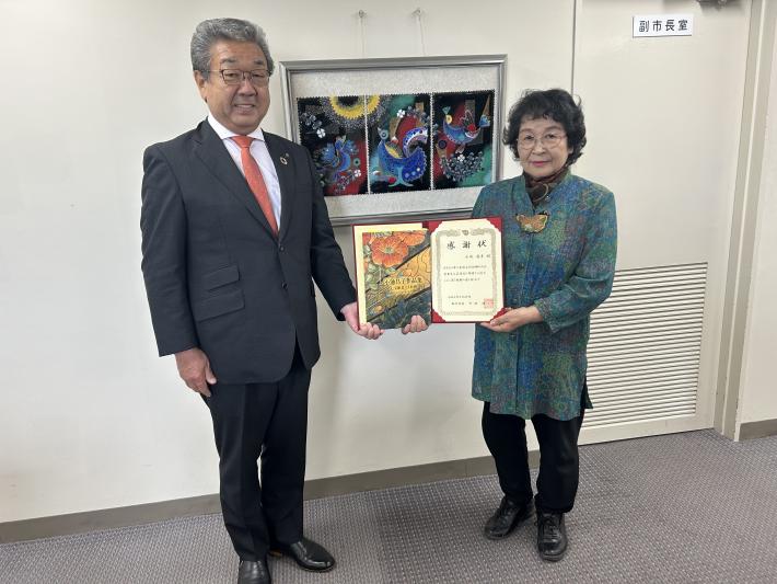 市民に感謝状を交付する市長