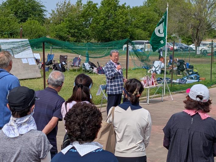 緑地運動公園テニスコートにて挨拶をする市長