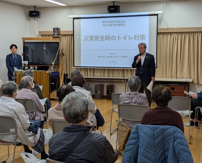 講演会にて挨拶をする市長
