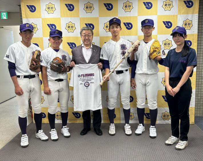 藤代高校野球部の生徒と写真を撮る市長