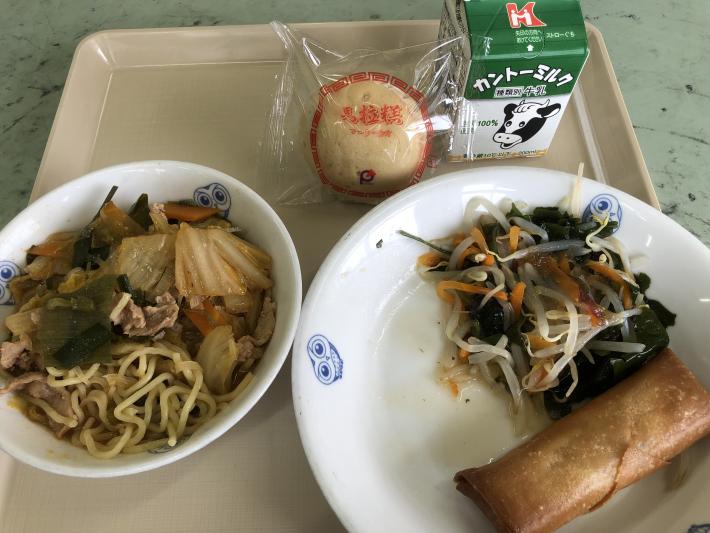 お盆にのった牛乳、蒸しパン、春巻き、ラーメン