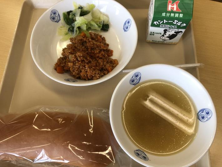 パン、スープ、野菜のサラダ、ひき肉炒め、牛乳がお盆にのっている