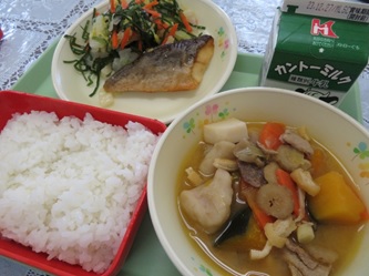 すいとん汁と焼き魚、野菜の和え物がある献立