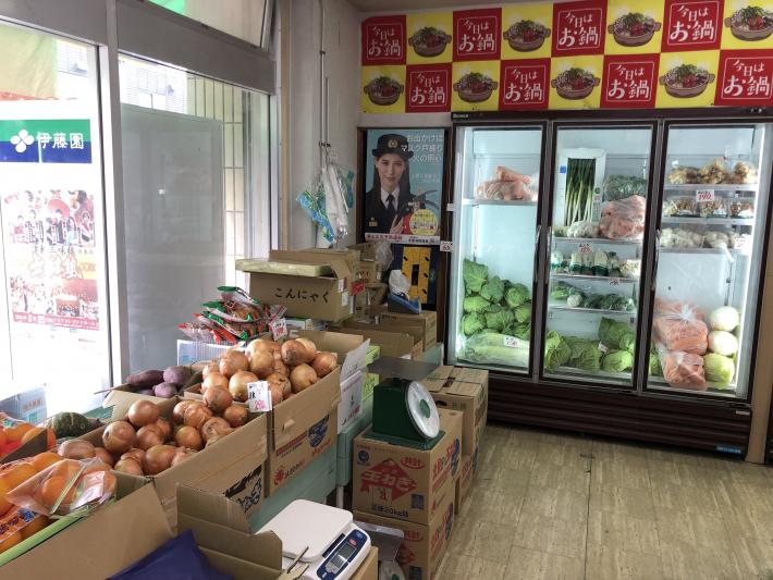 店内に野菜が並べられている。ガラス製の窓で仕切られたスペースに入った野菜もある。