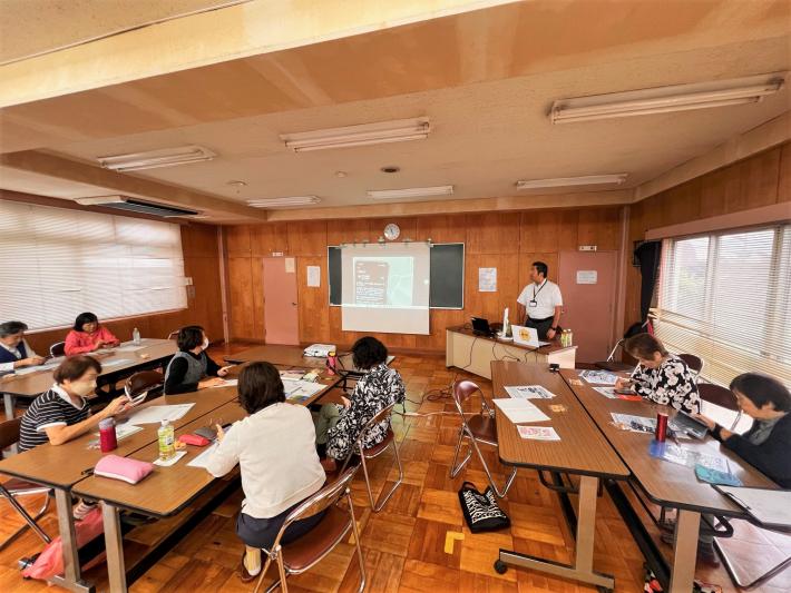 寺原公民館で寺原女性学級の皆さんにスマートフォンの説明をする情報管理課職員