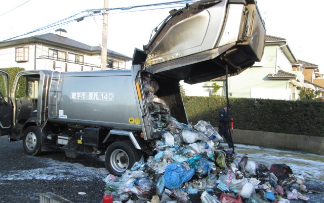 火災発生のため、収集車からごみを出しています