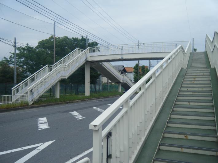 FUYOU戸頭歩道橋全体の写真です。