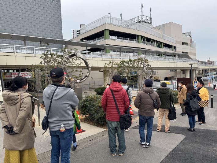 ツアー参加者が市内のアート作品を鑑賞している