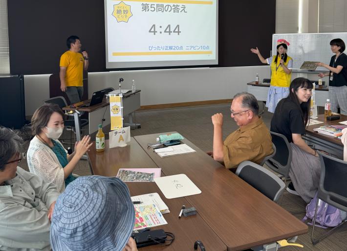 クイズ大会の答え合わせで盛り上がっている4人の様子