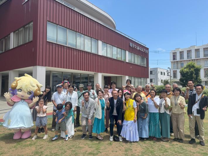 ファンクラブ30人とゆめみんが取手ウェルネスプラザの前で集合写真を撮った時の様子