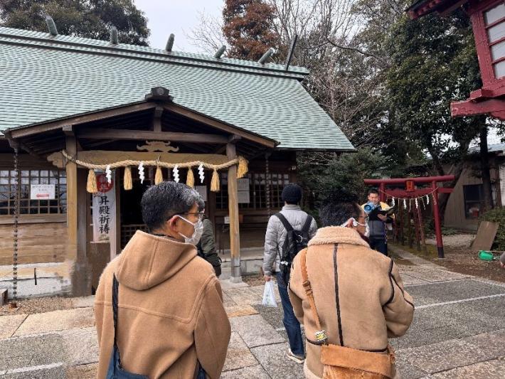 金刀比羅神社で参拝を行うツアー参加者