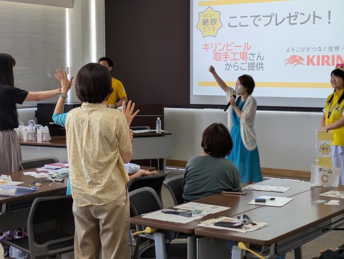 さくらまやさんが前に出て、会員の皆さんとじゃんけん大会をしている様子