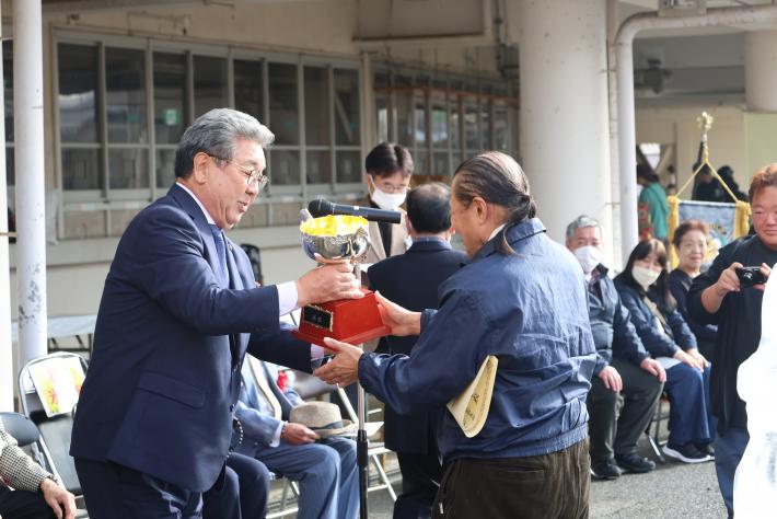 市長からトロフィーを受け取る山田選手