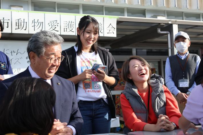 かるたの読み手の高木真備さんと椅子に座る市長とさくらまやさん