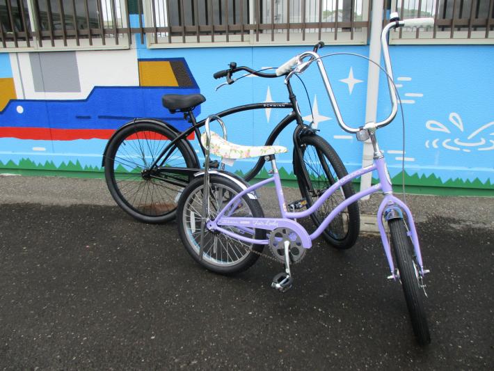 クルーザー自転車が2台写っている