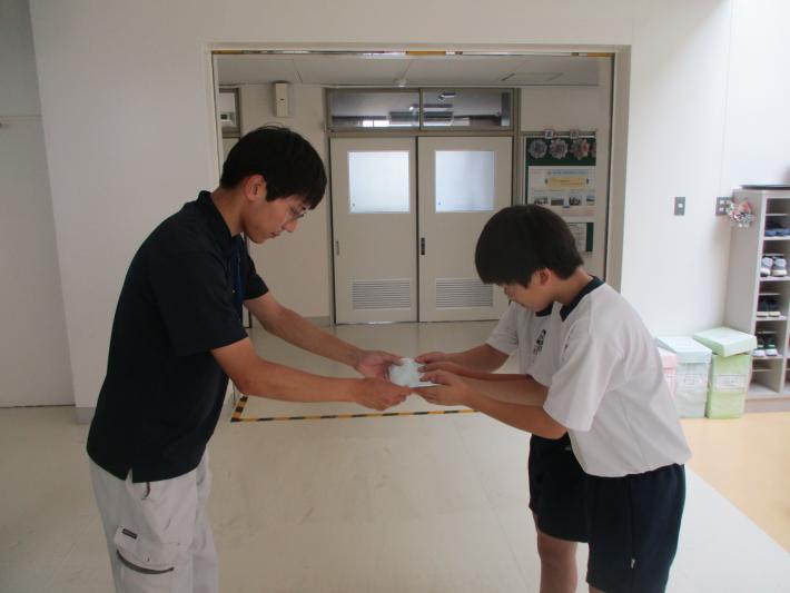 児童の皆様から募金をいただいている写真です。