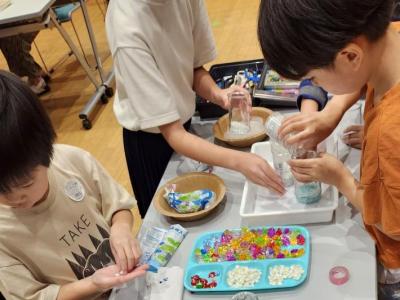 子どもが工作の材料を選んでいる様子