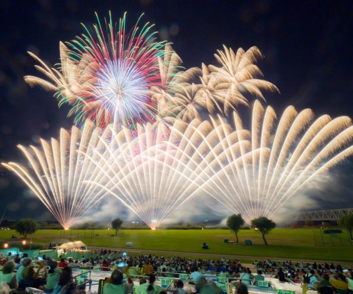色とりどりの打ち上げ花火と仕掛け花火(小型煙火)。