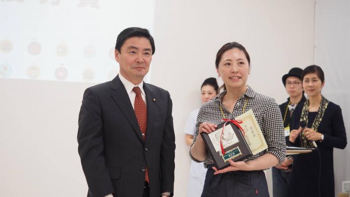 鈴村亜知美さんと前市長の記念写真