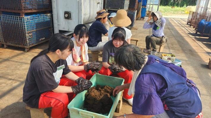 水質浄化用のEM団子づくりを行う女性3名