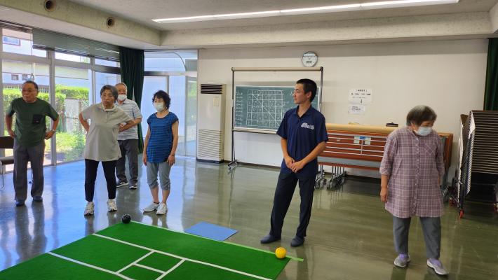 ローンボウルズという競技に参加している様子