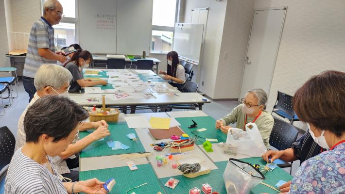 押し花を使った栞作り教わる様子