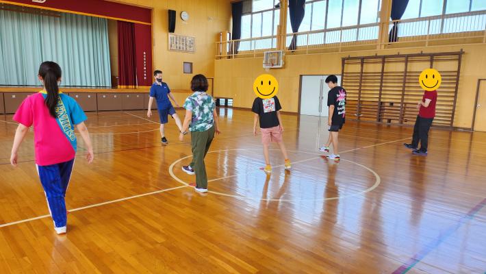 発達障害や運動が苦手な子どもと運動する様子