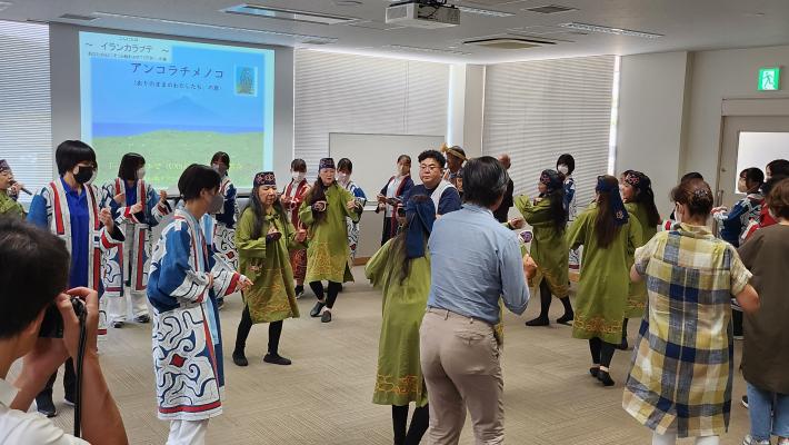 アイヌ民族との交流で一緒に踊る様子