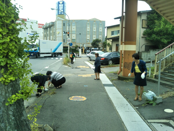 街路のゴミ拾い等の清掃活動中のメンバー