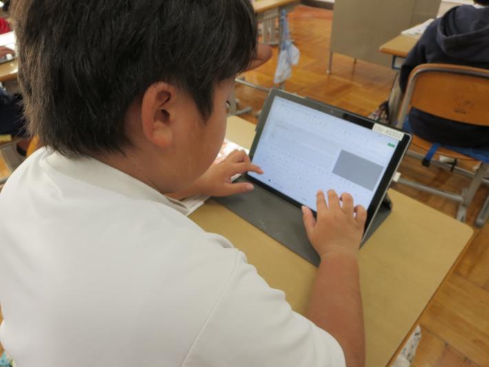 生徒がタブレット端末に入力をしている