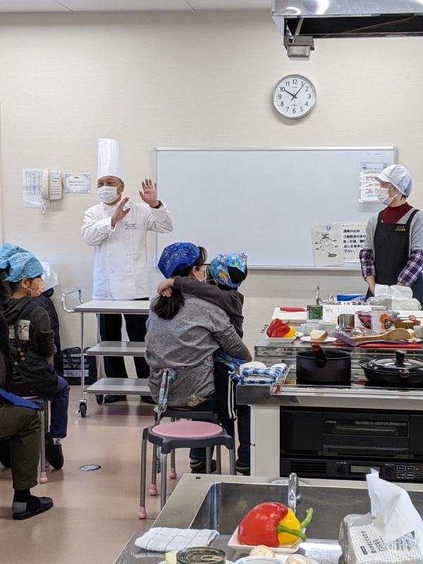 料理の作り方を教えるシェフ