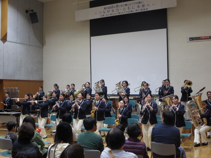 演奏する吹奏楽部の皆さん