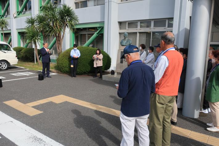 朝、市役所からの出発前に中村市長が参加者を見送る様子