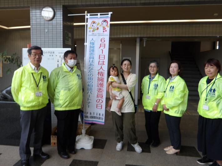 啓発品を渡した市民のかたと人権擁護委員