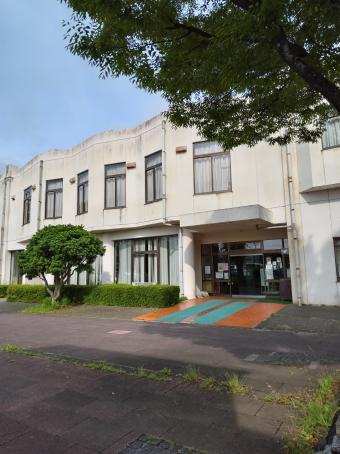 戸頭公民館正面カラー遊歩道から外観