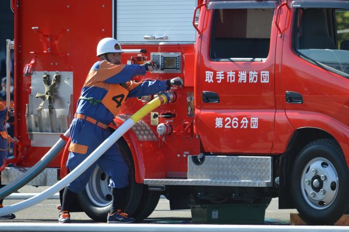 4番員がポンプ車の操作をしている様子