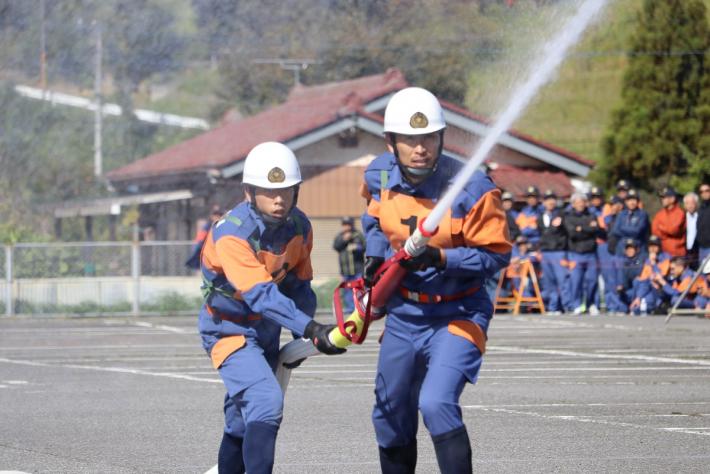 1番員と2番員が放水している様子