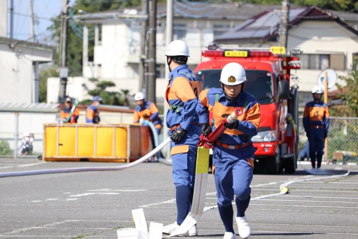 2番員が筒先を保持しながら火点へ走っている様子