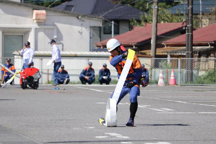 指揮者がホースを延長している様子