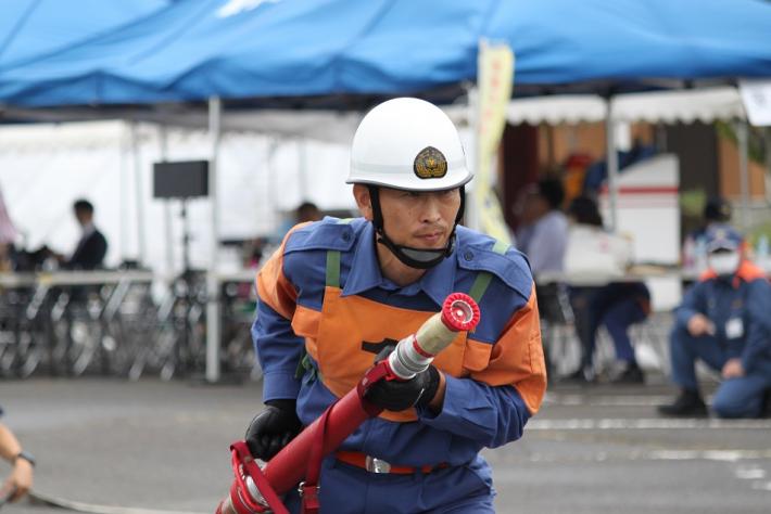 消防団員が放水している様子