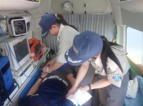 女性救急隊員訓練中