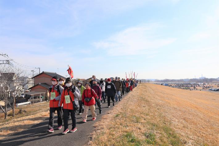 土手の上を列になって歩いています