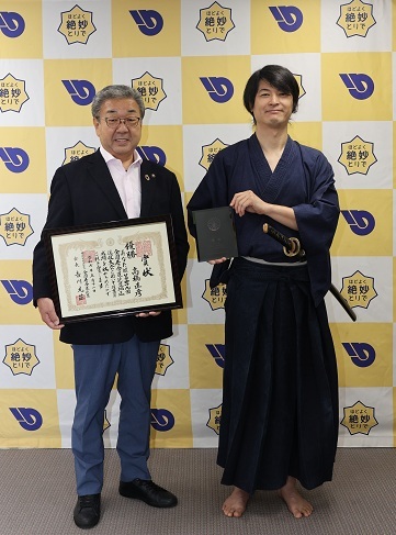 市長と着物を着た高橋選手が並んでいます