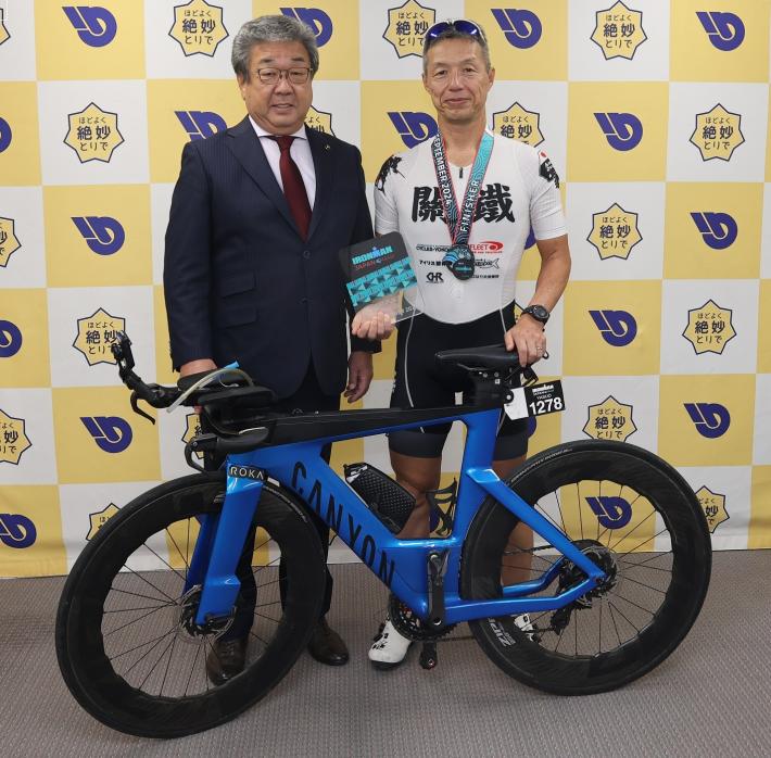 篠塚選手と市長が自転車の前で並んでいます