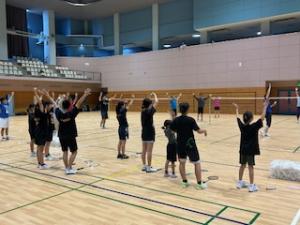 全体でバトミントンの基本のショット練習をしています