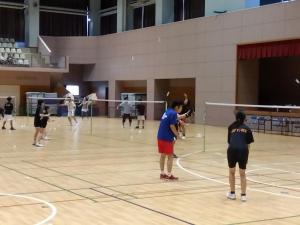 中学生が指導員と練習をしています