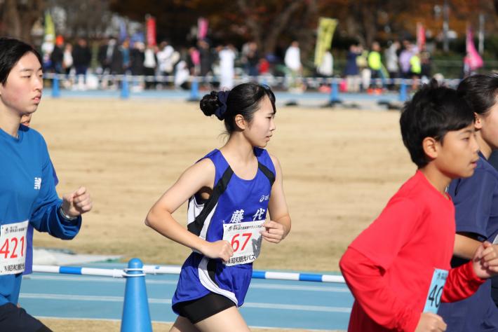 マラソン大会が始まりました。取手市の女子の選手が走っています。