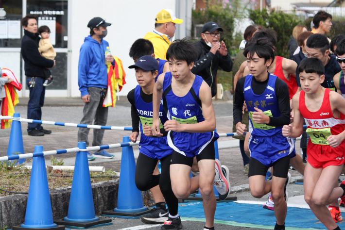 4名のランナーが走っている