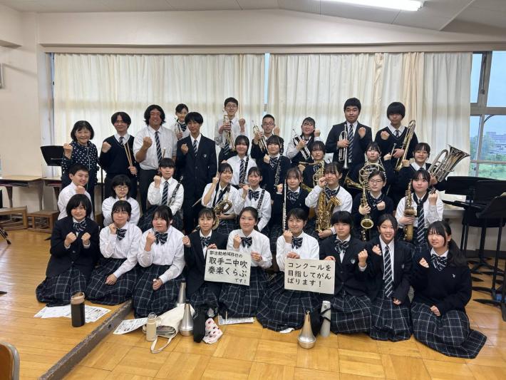 取手二中吹奏楽くらぶの33名が集合しています。