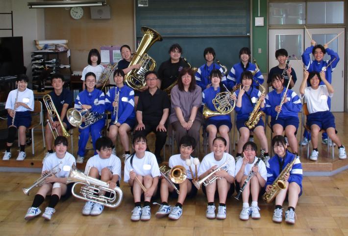 藤代南中吹奏楽クラブの25名が集合しています。